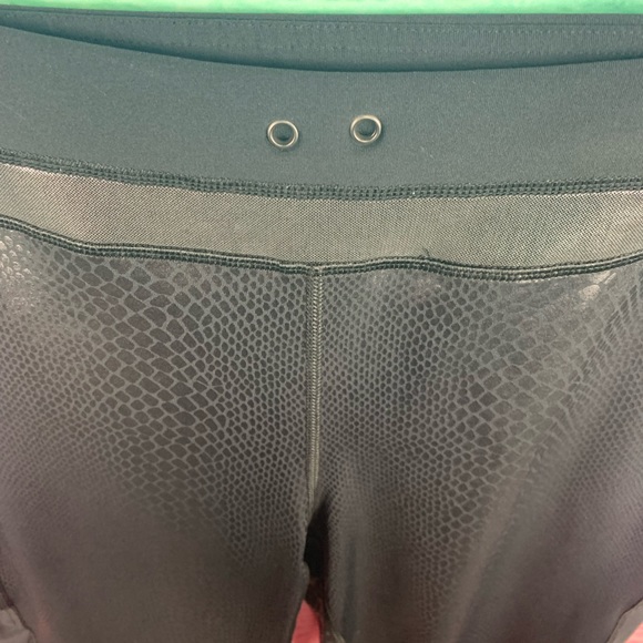 😍Ki PERFORMANCE black python & metallic snakeskin yoga spandex Capris😍 - Picture 14 of 14